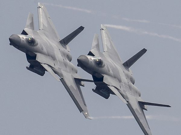 軍事震撼，20架轟炸機(jī)傾瀉240枚導(dǎo)彈的力量展示，軍事震撼，20架轟炸機(jī)傾瀉導(dǎo)彈力量展示日