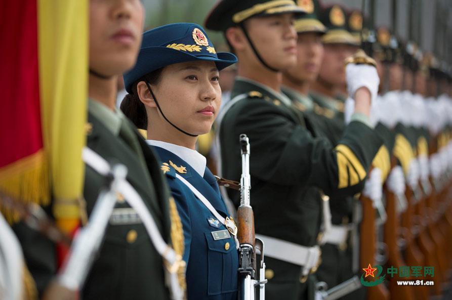 三軍儀仗隊女兵中隊，展現(xiàn)新時代巾幗英雄風(fēng)采，三軍儀仗隊女兵中隊，新時代巾幗英雄的風(fēng)采展現(xiàn)