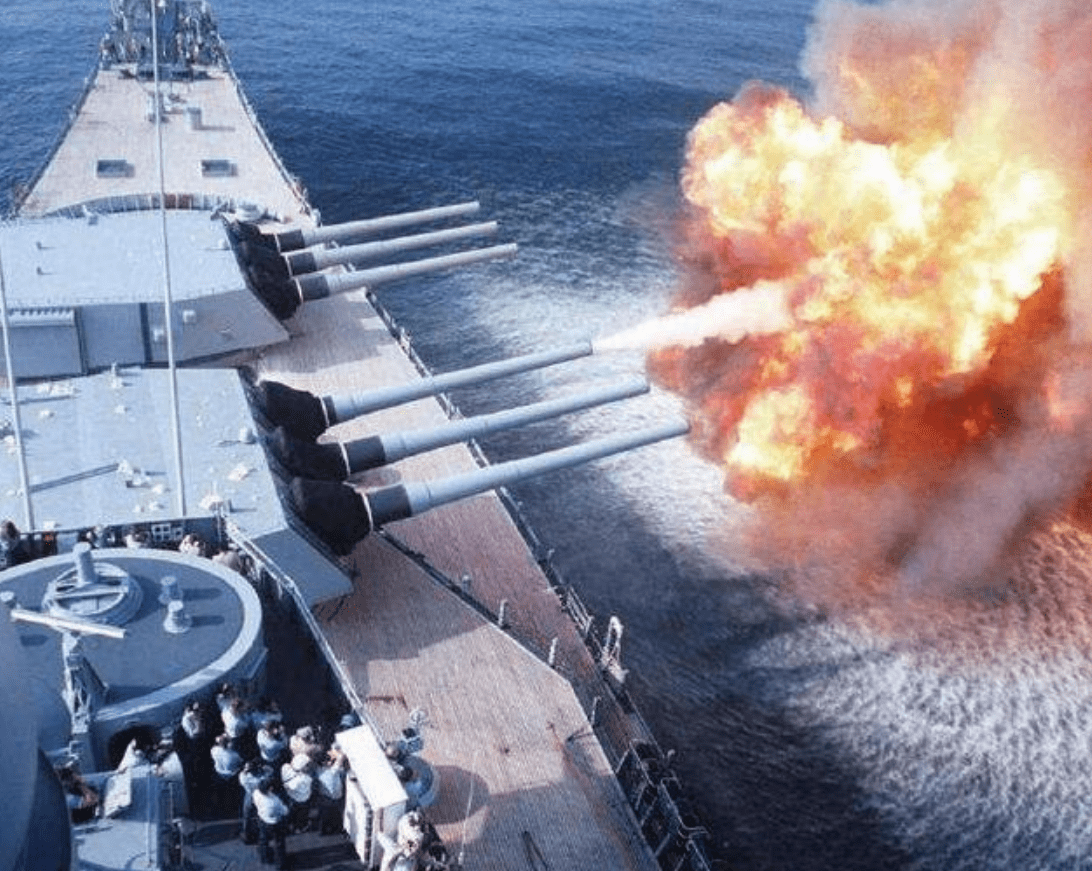 為什么岸炮打不過艦炮，深度解析背后的原因，岸炮與艦炮的較量，解析背后的原因與差異