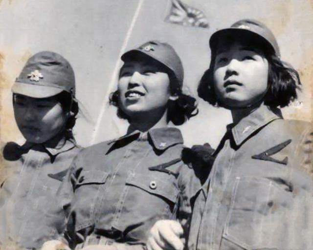 中國(guó)女兵敬禮圖片，展現(xiàn)力量與榮耀的象征，中國(guó)女兵敬禮，力量與榮耀的展現(xiàn)