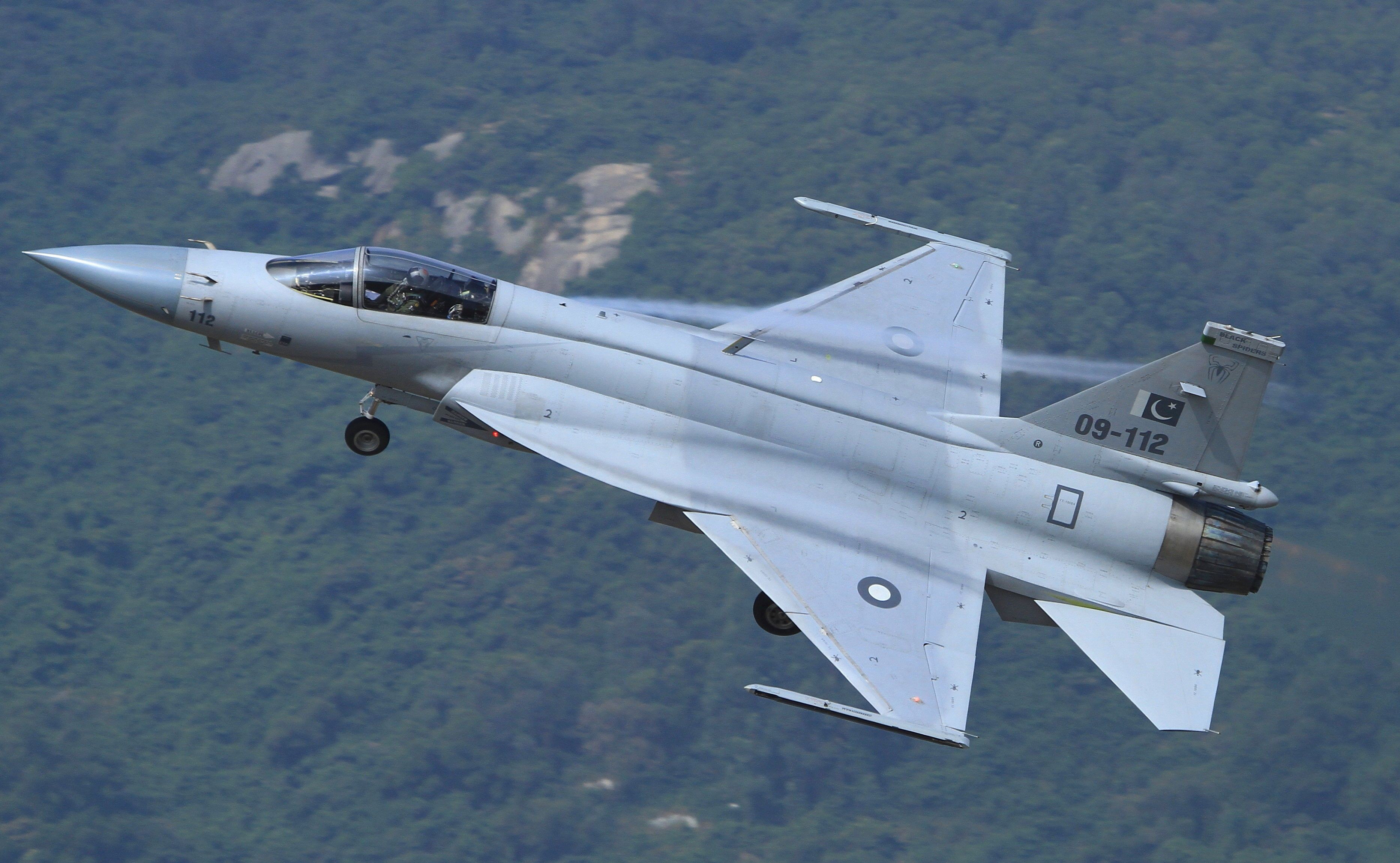 梟龍戰(zhàn)斗機(jī)圖片，展現(xiàn)中國空軍力量的驕傲，梟龍戰(zhàn)斗機(jī)風(fēng)采，中國空軍力量的驕傲圖片展示
