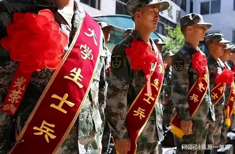 關(guān)于在校大學(xué)生是否應(yīng)該去當(dāng)兵的一些思考，在校大學(xué)生是否應(yīng)該選擇入伍，深度思考探討