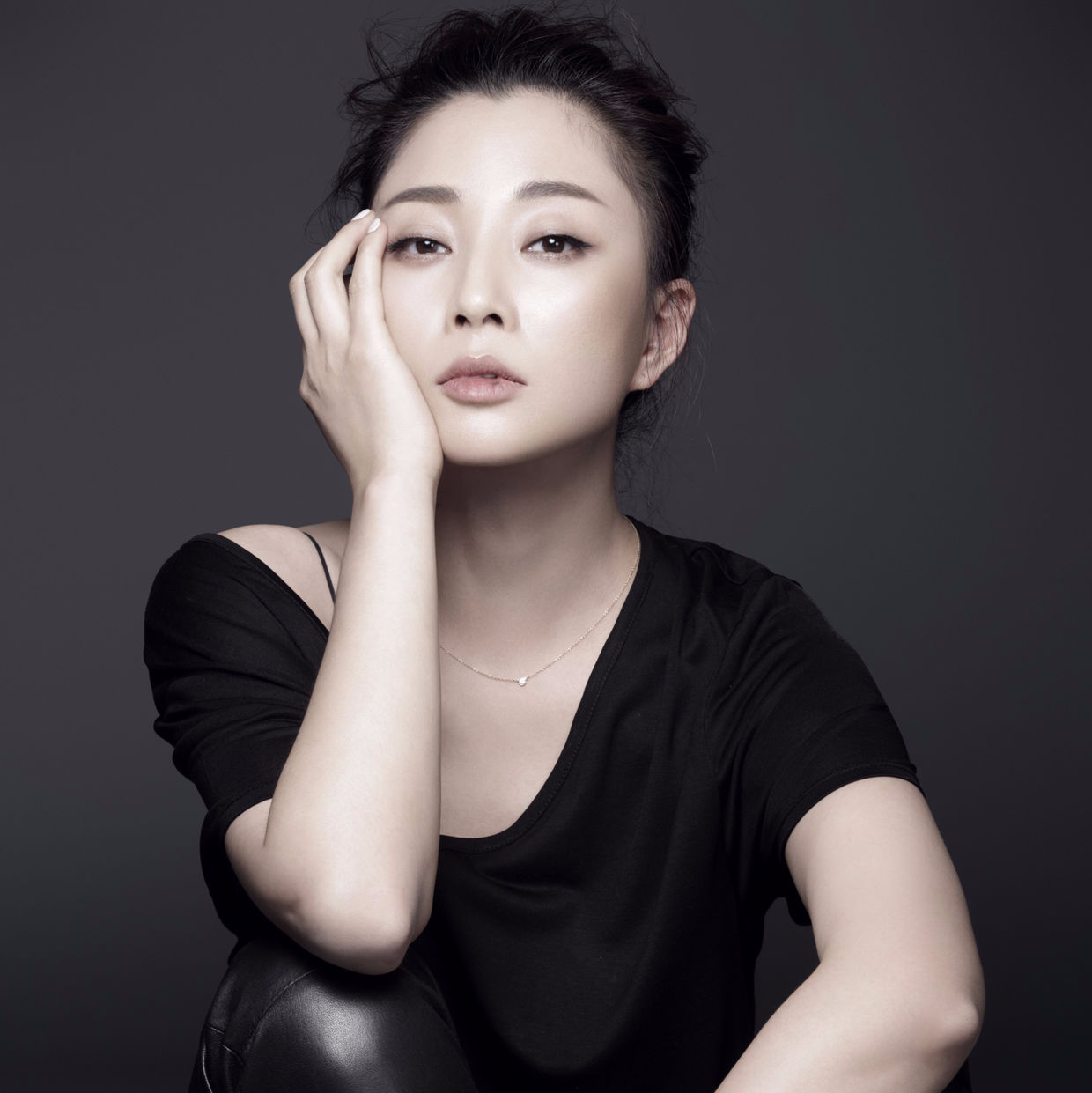 殷桃，43歲的魅力不減，近照展現(xiàn)歲月優(yōu)雅，殷桃，43歲魅力依舊，歲月雕琢優(yōu)雅近照展現(xiàn)風(fēng)采