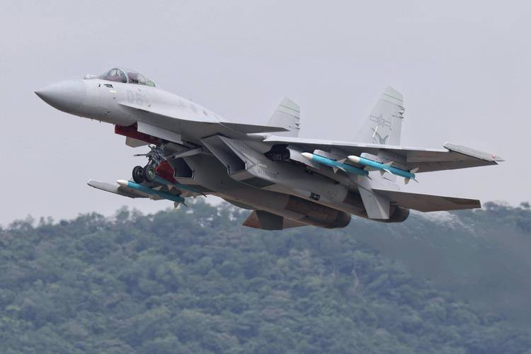殲-15T，新一代艦載戰(zhàn)斗機的優(yōu)勢與挑戰(zhàn)，殲-15T新一代艦載戰(zhàn)斗機的優(yōu)勢與挑戰(zhàn)解析