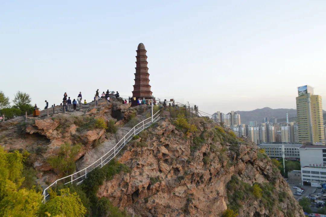 烏魯木齊市內(nèi)必去景點(diǎn)，深度探索新疆的魅力首府，烏魯木齊深度游，探索新疆魅力首府必去景點(diǎn)