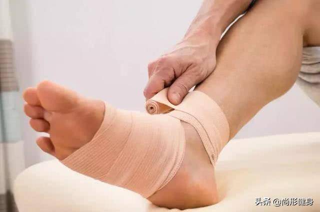 腳崴了腳側(cè)面鼓個(gè)包怎么辦？——全方位指南，腳崴后側(cè)面出現(xiàn)鼓包怎么辦？全方位指南幫你解決煩惱！