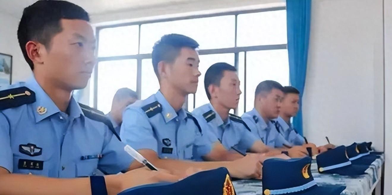 關(guān)于軍人軍銜等級(jí)，軍士長(zhǎng)與少尉的對(duì)比解析，軍人軍銜等級(jí)對(duì)比解析，軍士長(zhǎng)與少尉的差異探討