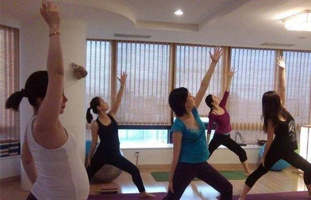 關(guān)曉彤十個(gè)月懷孕照片，熱議背后的真相探索，關(guān)曉彤懷孕熱議背后的真相探索，十個(gè)月孕期照片揭秘